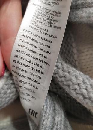 Красивый свитер с шерстью