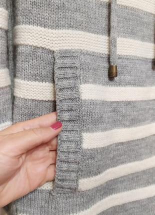 Красивый свитер с шерстью