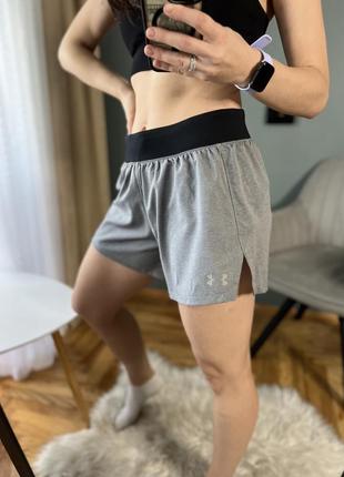 Сірі спортивні шорти under armour
