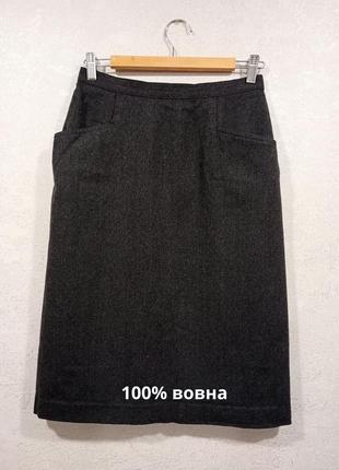 Юбка из шерсти с двумя карманами.