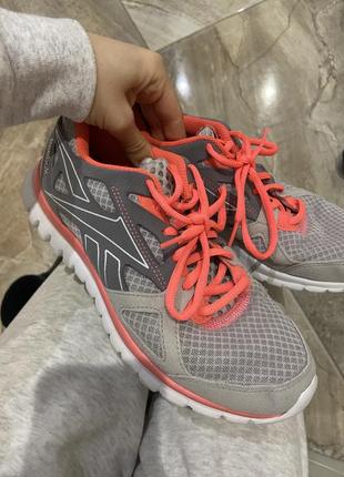 Кросівки жіночі