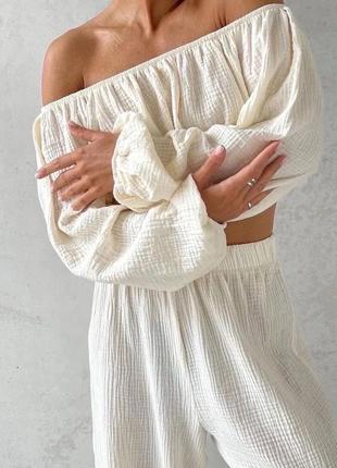 Костюм женский муслиновый топ с спущенными плечами брюки свободного кроя на высокой посадке качественный стильный серый молочный4 фото