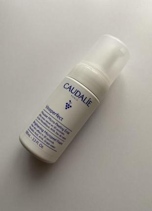 Очищувальна пінка-мікропілінг caudalie vinoperfect brightening micropeel foam