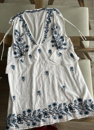 Вышитое платье платья в украинском стиле