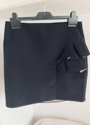 Спідниця чорна.