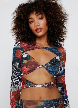 Nastygal платье по фигуре с вырезами яркое с принтом розы текст газета nasty gal красное разноцветное