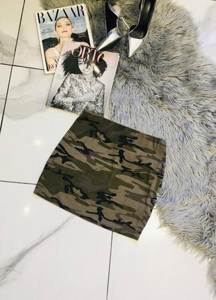 Зелёная трикотажная юбка хаки на резинке с армейским принтом милитари prettylittlething хл