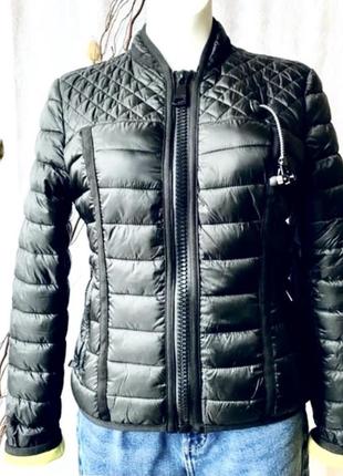 Демісезонна куртка з навушниками guess
