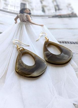 Тренд коричневые серьги из акрила шарикчики гвоздики