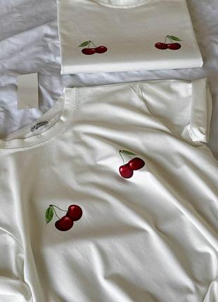 Женская летняя белая, базовая качественная футболка с вишнями вишни хлопок2 фото