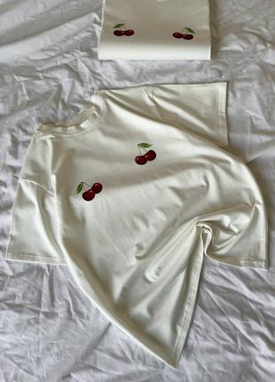 Женская летняя белая, базовая качественная футболка с вишнями вишни хлопок3 фото
