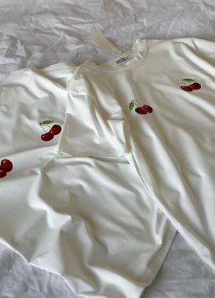 Женская летняя белая, базовая качественная футболка с вишнями вишни хлопок6 фото