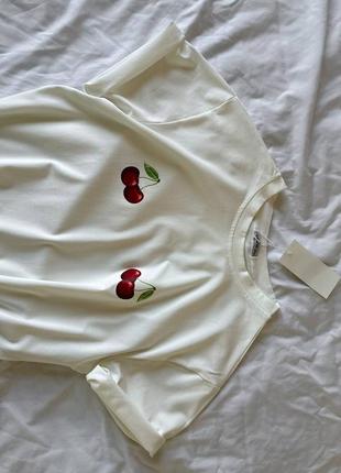 Женская летняя белая, базовая качественная футболка с вишнями вишни хлопок8 фото
