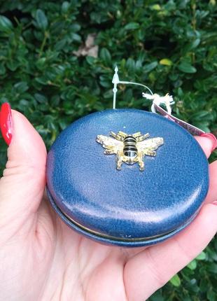 Зеркало винтажное из веганский кожи в новом состяние.англия