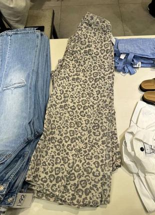 Джинсы бершка с принтом лео штаны bershka