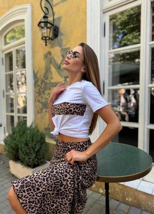 Елегантний костюм з футболкою та спідницею