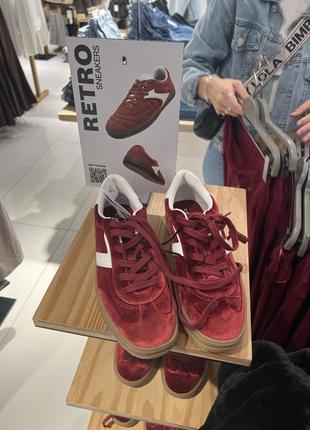 Снікерси bershka