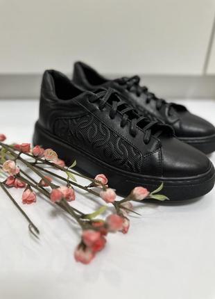 Кроссовки