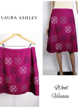 Гарна вовняна спідниця малинового кольору  від шикарного бренду laura ashley з вишивкою