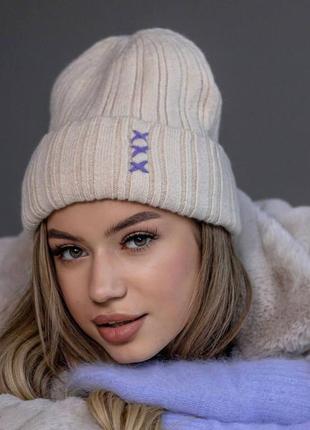 Зимняя женская бежевая шапка