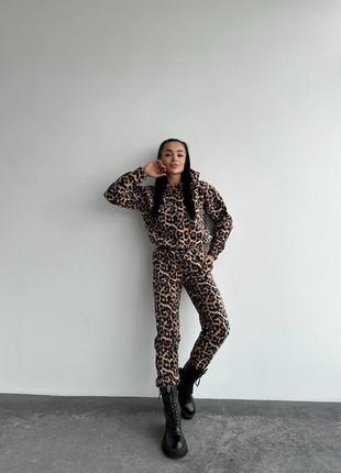 Флисовый спортивный костюм в леопардовый принт
