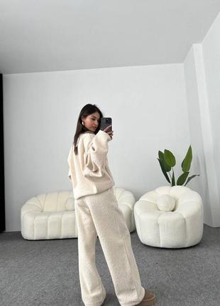 Новинка 
очень красивый и удобный костюм.