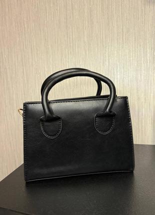 Чорна сумочка з ремінцем