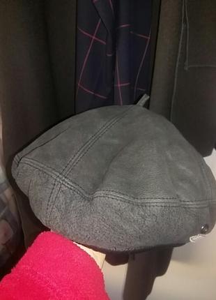 Шкіряна утеплена флісом  крута беретка. швейцария.