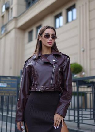 Женская куртка фиолетовая баклажановая косуха короткая укороченная с карманами кожаная с поясом с ремнем
