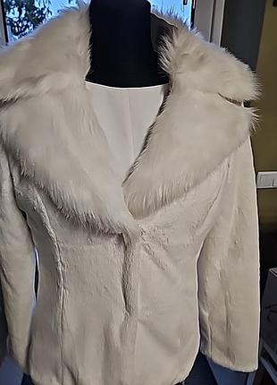 Шубка искусственный мех,белого цвета, очень сильная на застежках-кнопки.