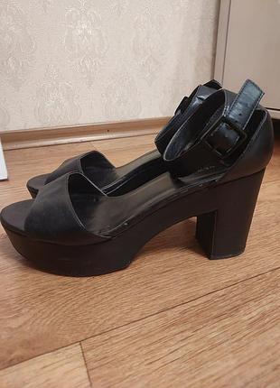 Женские сандалии на каблуке