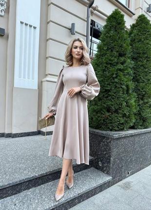 Красивое платье с длинными рукавами