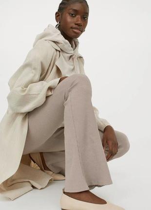 Штаны клеш в рубчик h&m бежевые расклешенные брюки без застежек вискоза бежевого цвета