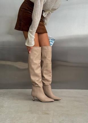 Бежеві шкіряні демісезонні демі осінні чоботи ботфорти на середній шпильці з гострим...