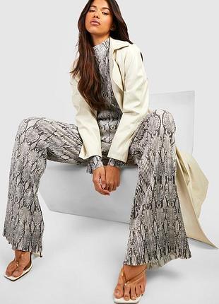 Новые! плиссированные штаны в змеиный принт boohoo