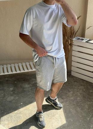 Шорти з рваними швами сірий меланж + футболка оверсайз біла