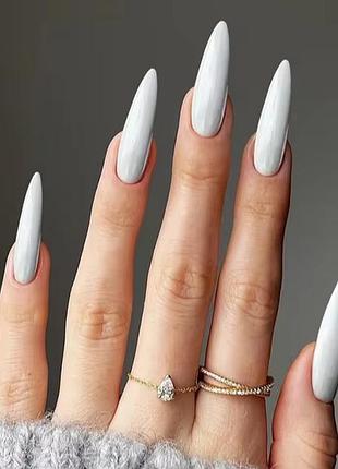 Накладні нігті довгі гострий із білим лаком