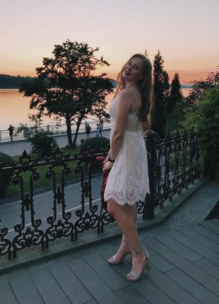 Платье белое с кружевом