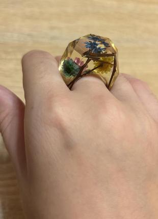 Велика прозора каблучка з натуральними квітами всередині