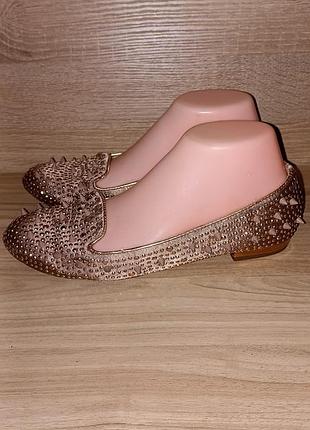 Атласні балетки із шипами