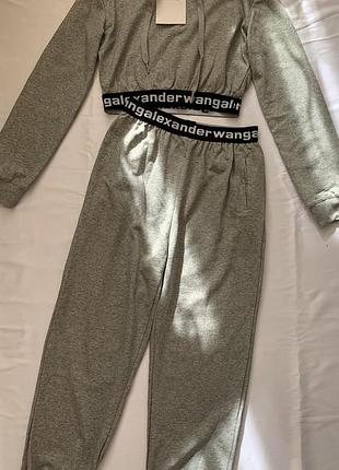 Спортивный костюм alexander wang укороченный топ и брюки
