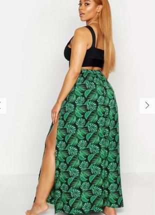 Актуальная черная длинная юбка boohoo с высоким разрезом/юбка макси на резинке в тропические листья
