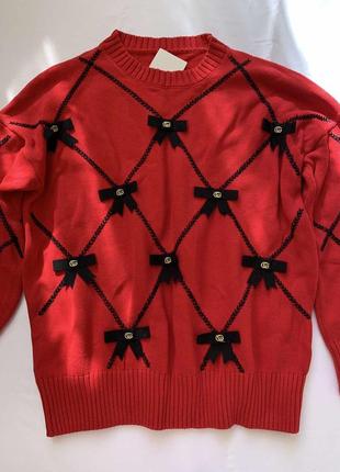 Свитер женский gucci красного цвета, украшен бантами.