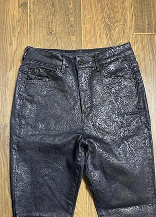 Джинсы под рептилию скинни h&m