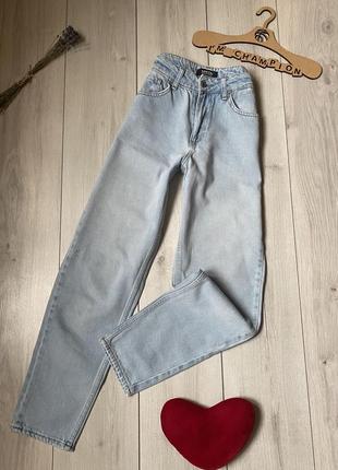 Джинсы с высокой посадкой скошенные maroon denim mom