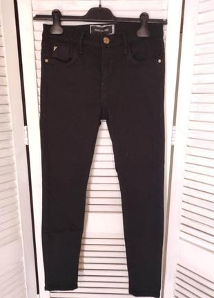 Зауженные джинсы с высокой посадкой.