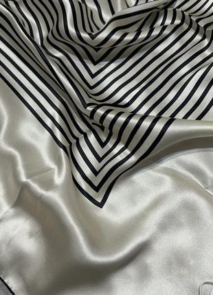 В наличии платок из 100% натурального шелка, в размере 90x90.