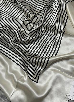 В наличии платок из 100% натурального шелка, в размере 90x90.