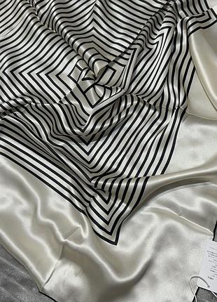 В наличии платок из 100% натурального шелка, в размере 90x90.