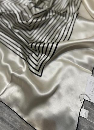 В наличии платок из 100% натурального шелка, в размере 90x90.